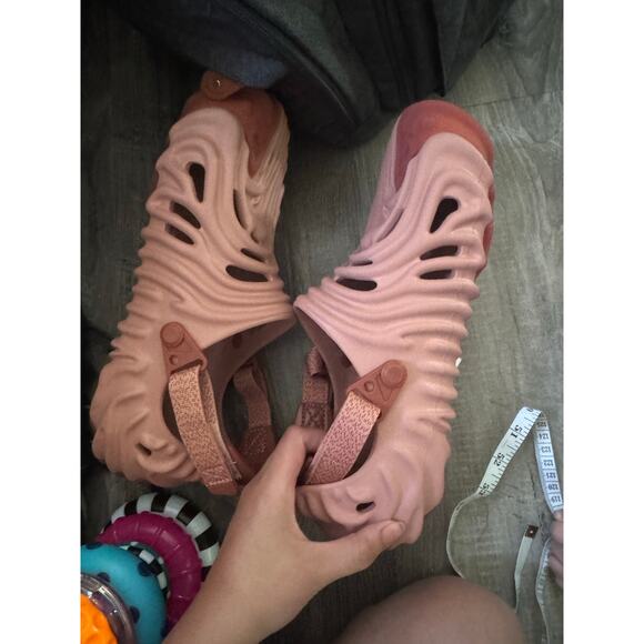 NWT Crocs x Salehe Bembury The Pollex Clog Stratus Pink Sz M10 W12 - Picture 3 of 6